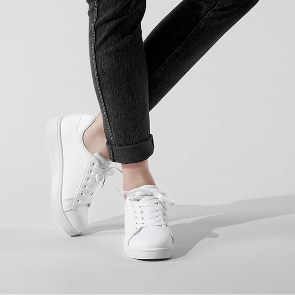 Trendy tennis shoes - Picture 2 of 13